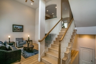 Lobby Stylish 3 bedroom Town Home at shops at