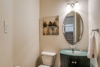 In-room Bathroom Stylish 3 bedroom Town Home at shops at