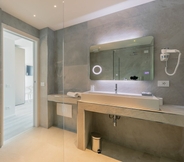 In-room Bathroom 3 Relax Hotel La Gardenia & Villa Oleandra