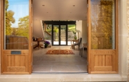 Lobi 3 Woodchester Valley House