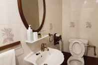 Toilet Kamar Heeren House by Signature Puzzle Hotel