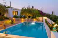 Swimming Pool Villa Douloumi