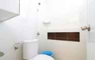 In-room Bathroom 3 Travelibu @ Bassura City Apartment