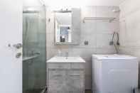 Toilet Kamar Vibrant Cozy Flat Near the Metro