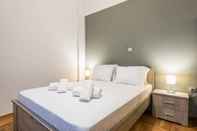 Kamar Tidur Vibrant Cozy Flat Near the Metro