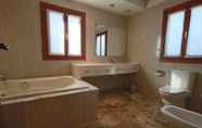 Toilet Kamar 5 Private 4-bedroom Villa w/ Pool, Summer Kitchen & Expansive Living Space