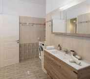 In-room Bathroom 5 Thano's Stylish Flat, Just 150m To The Beach