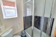 Toilet Kamar 2-bed Flat With Superfast Wi-fi DW Lettings 9WW