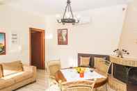 Ruang Umum Cozy Flat In An Olive Grove Near a Sandy Beach