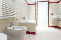 In-room Bathroom Trilocale Moby