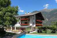 Swimming Pool Hotel Montani