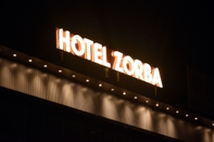 Bên ngoài Hotel Zorba