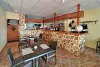 Bar, Cafe and Lounge Albir Hills Apartments