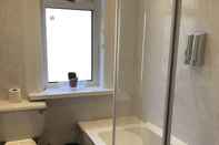 Toilet Kamar Sapphire Suite Sasco Apartments