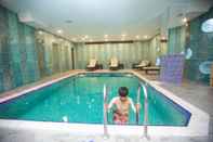 Swimming Pool Parkway inn Hotel & Spa