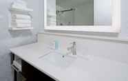 In-room Bathroom 3 Hampton Inn & Suites Gilroy