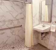 Toilet Kamar 3 Surface Inn Brooklyn