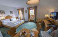Bedroom 3 Gutshof Wolfgangsee Resort & Event Hotel