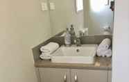 Toilet Kamar 6 Apartment Stay Close to Surfers Paradise