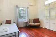 Kamar Tidur Walk to the Charming Character Home