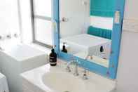 Toilet Kamar Lovely 1 Bedroom Apartment Steps to the Beach