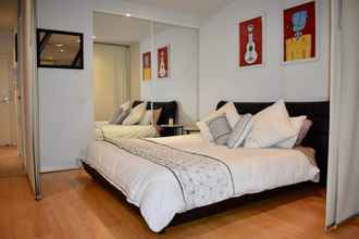 Kamar Tidur 4 Spacious 1 Bedroom Apartment in the Heart of Melbourne's CBD