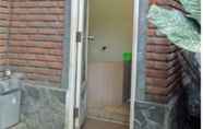 Toilet Kamar 7 Majapahit Homestay by Bhagaskara