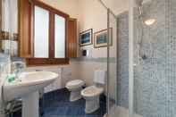 Phòng tắm bên trong I tre Golfi Nino Bixio