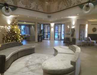 Lobby 2 Emerald Suites