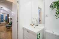 In-room Bathroom Comfortable Principe Real Apartment