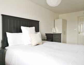 Kamar Tidur 2 Bright & Modern 2BR Apartment Parking