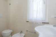 In-room Bathroom Albero Del Pepe 2