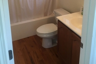 In-room Bathroom The Attleboro House