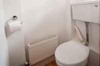 Toilet Kamar Central London 2BR Apartment in Waterloo