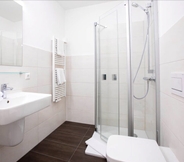 In-room Bathroom 6 VR-Serviced Apartments Obergeis