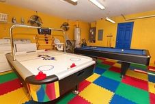 Entertainment Facility Great Only 8 Miles To Disney! 4 Bedroom Villa by Redawning