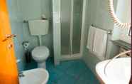 Toilet Kamar 6 Albergo Il Sicomoro