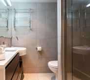 In-room Bathroom 4 Spacious Alpine Lake View Townhouse Walk TO Town