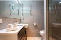 In-room Bathroom Spacious Alpine Lake View Townhouse Walk TO Town