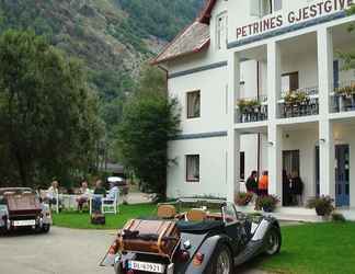 Exterior 2 Petrines Guesthouse