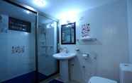 In-room Bathroom 6 Novem Inn & Holidays