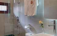 Toilet Kamar 2 Sunshine Laputa Hotel