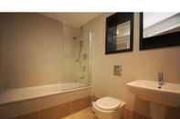 In-room Bathroom Modern Leeds City Apartment