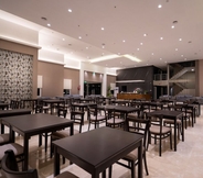 Restaurant 7 Howard Johnson by Wyndham La Plata