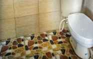 Toilet Kamar 5 Bucu Hidden Guest House and Meditation Center