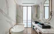 In-room Bathroom 4 Midea Shunde Tribute Portfolio Hotel