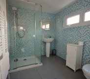Phòng tắm bên trong 3 Admirals Cottage