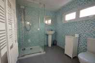 In-room Bathroom Admirals Cottage