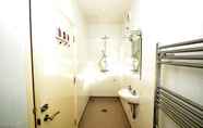 In-room Bathroom 7 Yew Tree Apartment Two Ryde