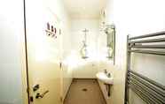 In-room Bathroom 7 Yew Tree Apartment Two Ryde